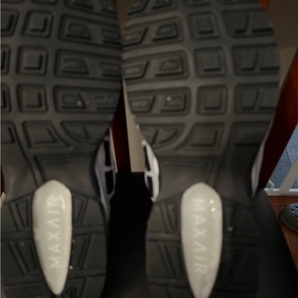 Nike Max Air. Like new. Men’s 9.5 - Picture 6 of 7